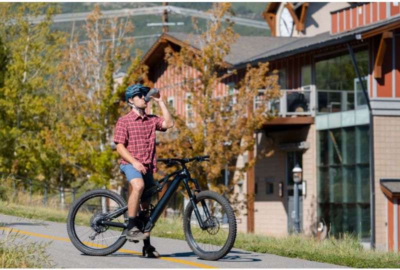 Radfahrer auf einem E-Bike