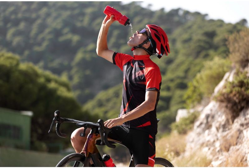 Radfahrer beim Trinken