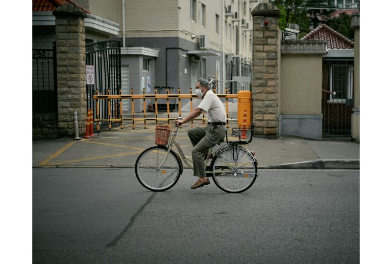 Mann auf einem Citybike