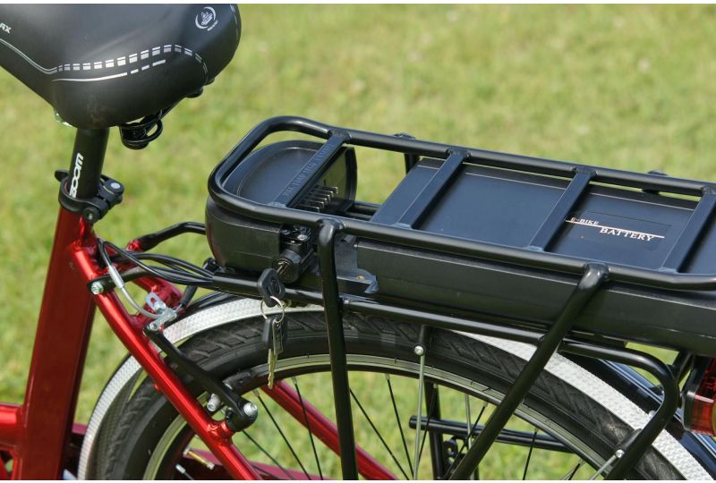 Akku auf rotem E-Bike