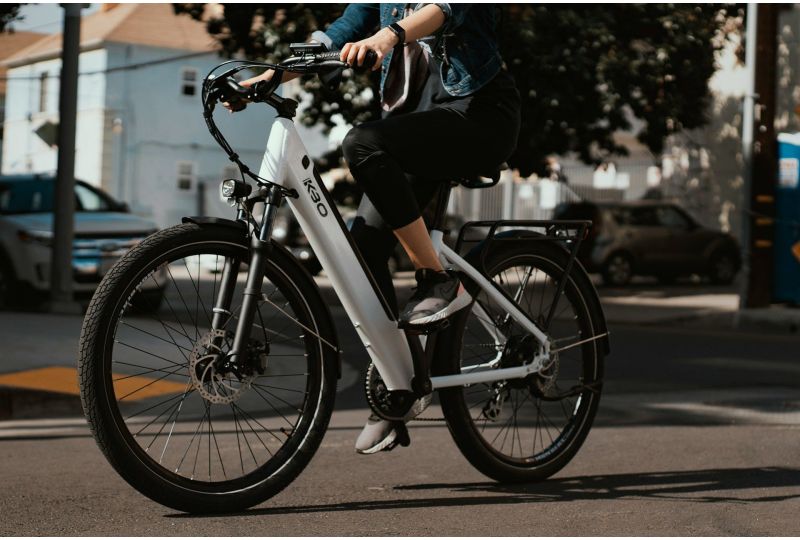 Person auf einem E-Bike unterwegs