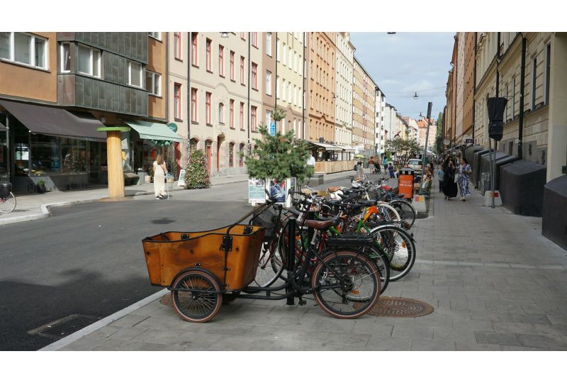 Lastenrad in der Stadt stehend