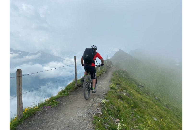 Mann auf dem MTB mit Rucksack