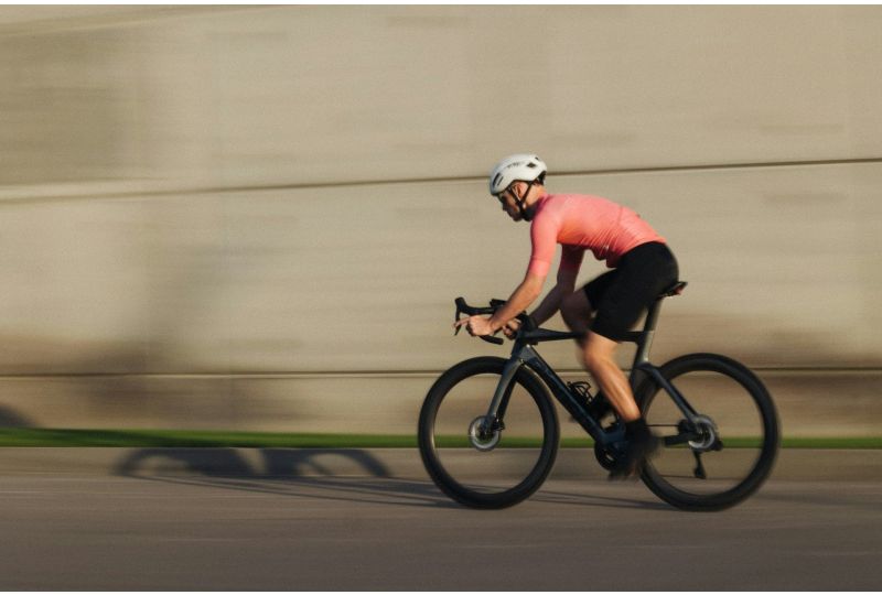 Mann auf einem Rennrad