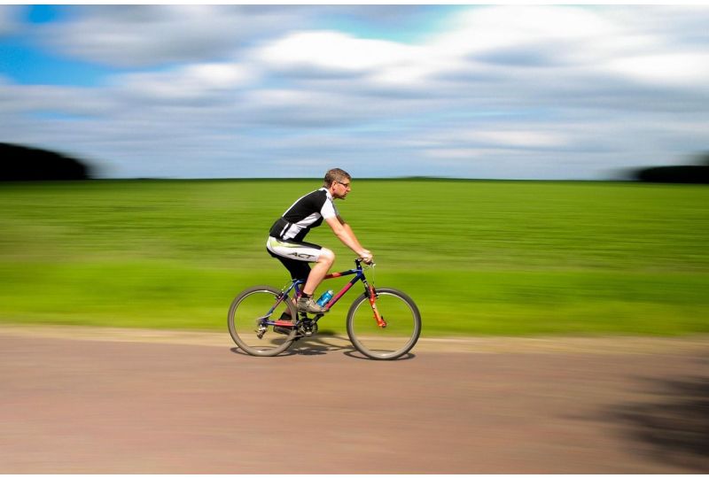 Fahrradfahrer auf einer Feld-Strecke