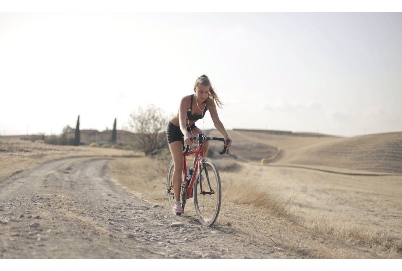 Frau auf MTB