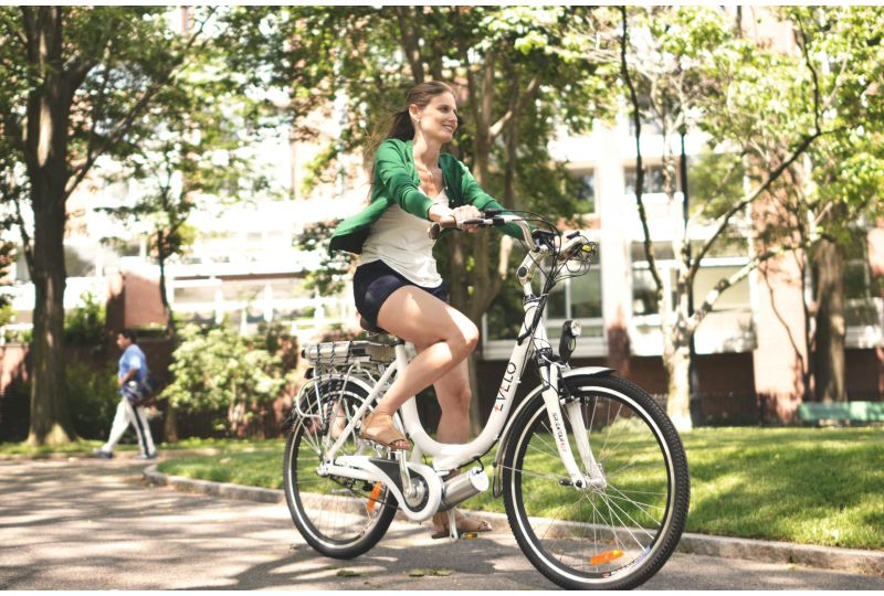 Frau auf Probefahrt mit E-Bike
