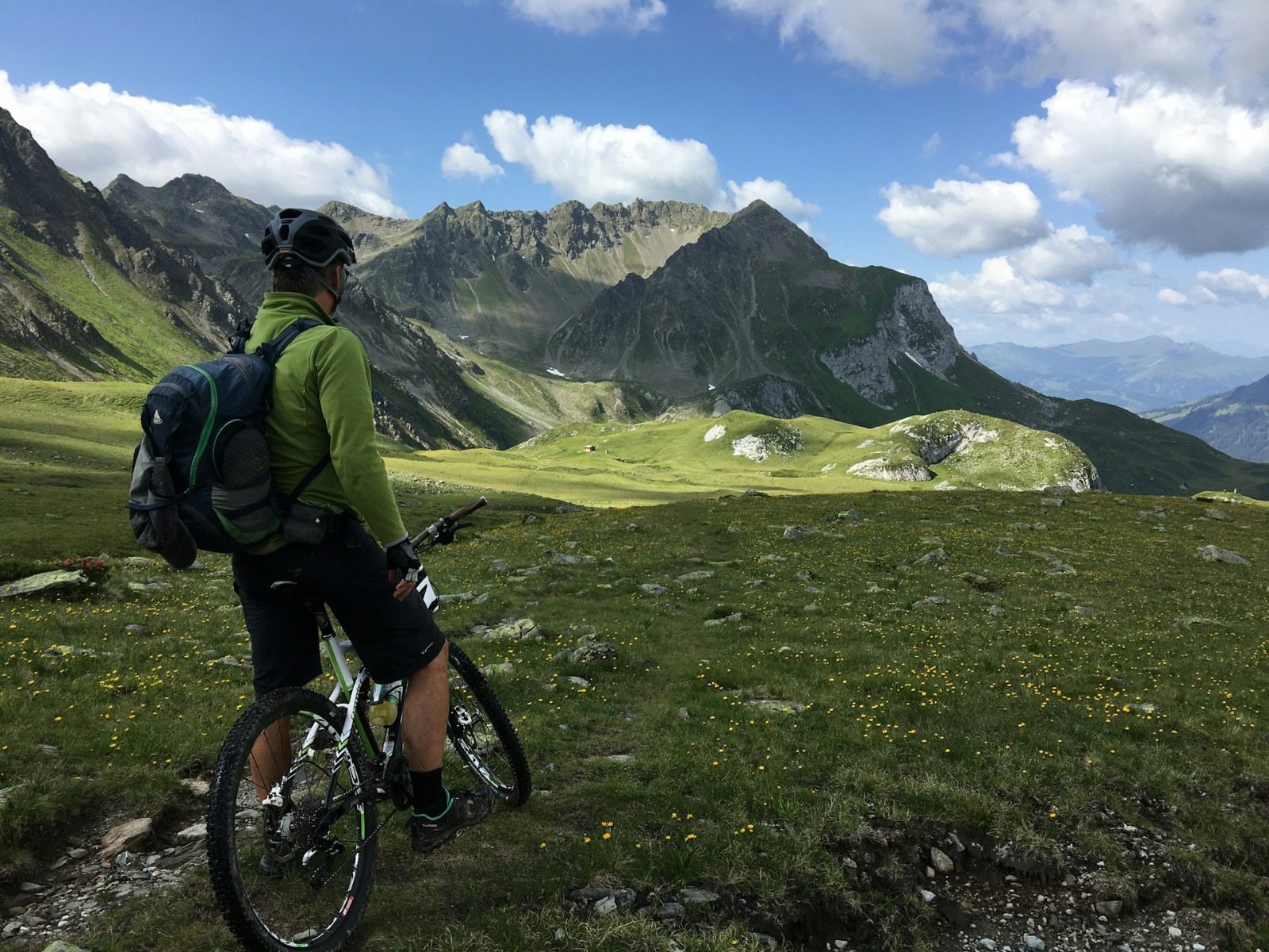 Mann auf MTB mit großem MTB-Rucksack