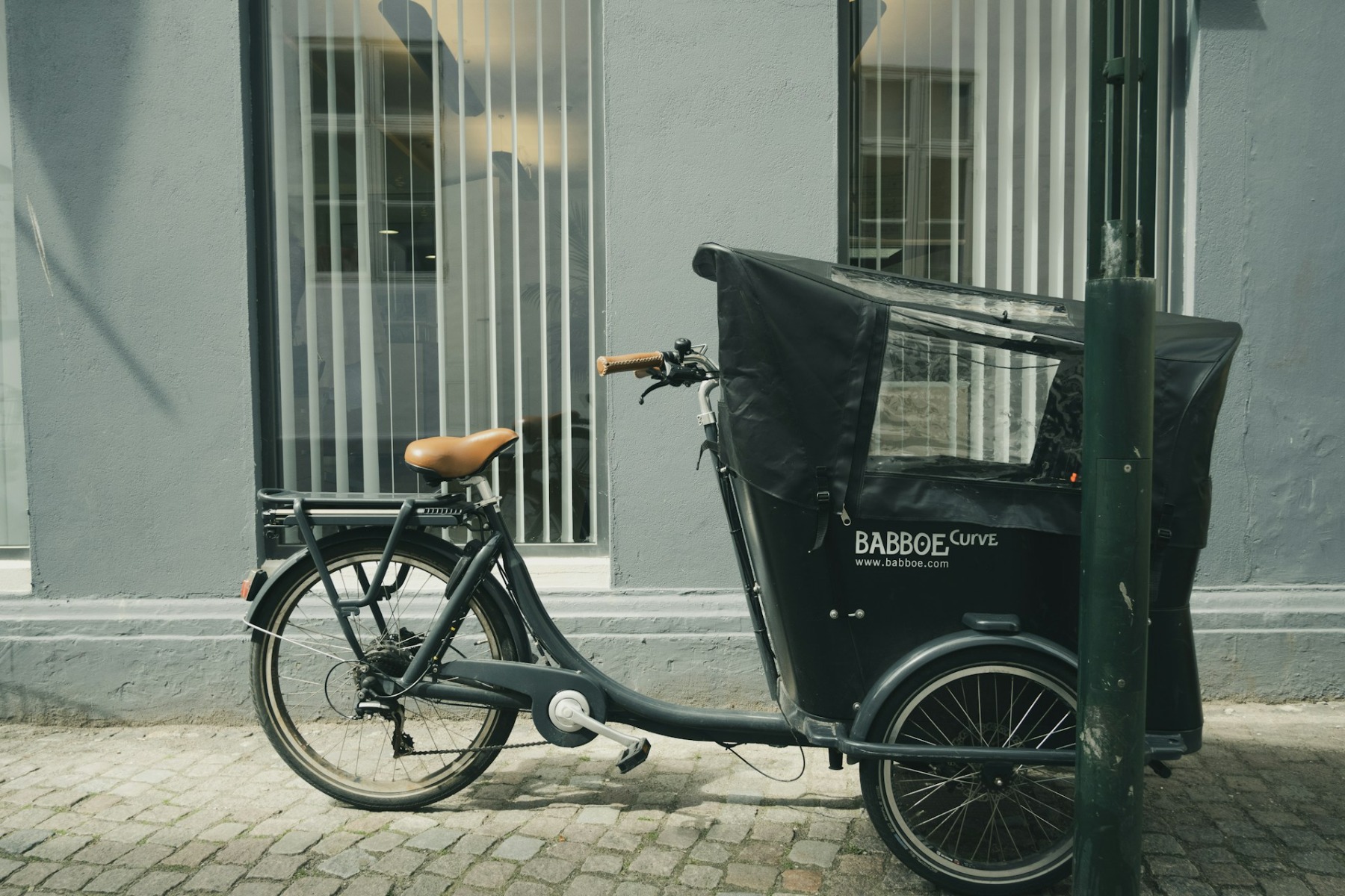 Lastenfahrrad für Familien mit Regenschutz